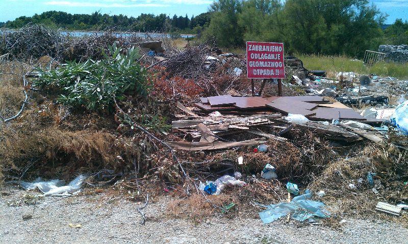 Nesavjesni mještani smećem guše Krapanj