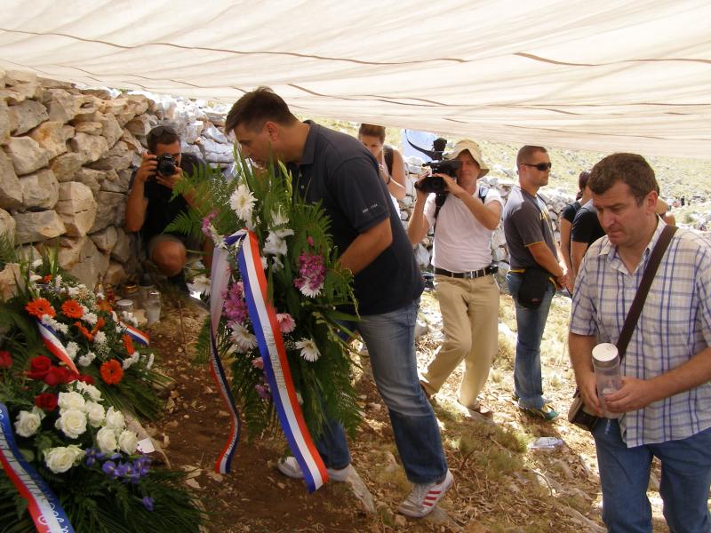 Vijenci i svijeće u spomen na dvanaestoricu vatrogasaca