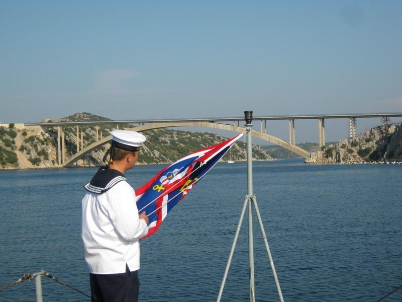 Vijenac u more kod Šibenskog mosta za poginule branitelje