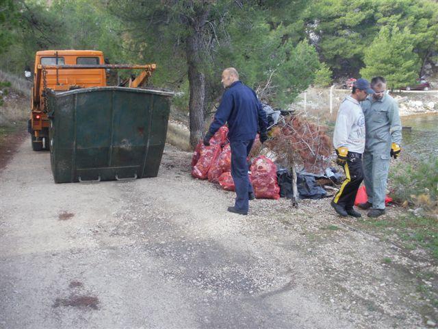 Zadruga Branitelj čisti obalu u Mandalini, Zatonu i Raslini