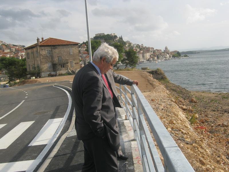 Postavlja se zaštitna ograda između ceste i buduće plaže u Crnici