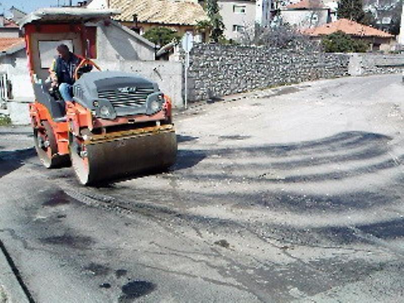 Popravlja se kolnik u Ulici Jerka Machieda