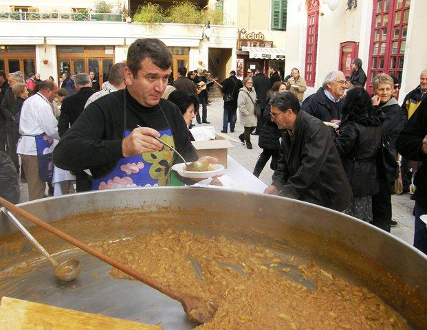 Građani marendali bakalar ispred kazališta