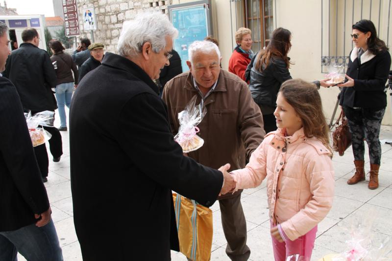 Uoči Uskrsa, gradonačelnik s djecom dijelio prigodne pogače