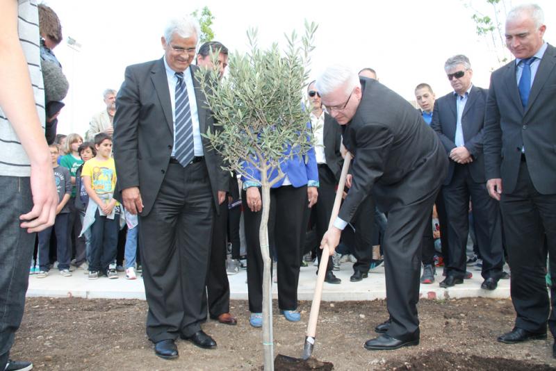 Predsjednik dr. Ivo Josipović s učenicima zasadio maslinu ispred O.Š. Meterize