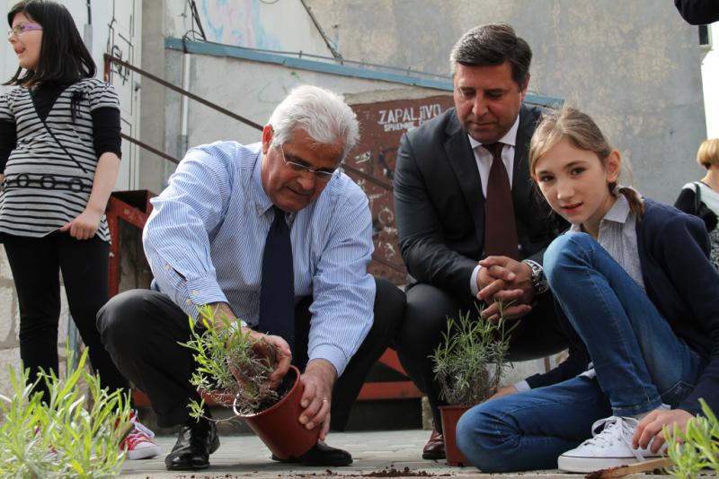 Gradonačelnik s učenicima Osnovne škole Tina Ujevića uređivao okoliš škole