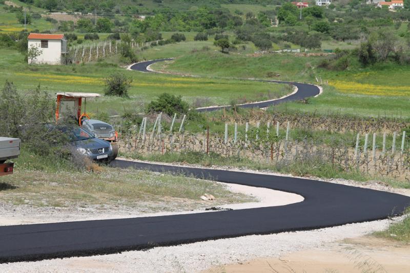 Asfaltirana cesta do crkve sv. Petra u Danilu Birnju