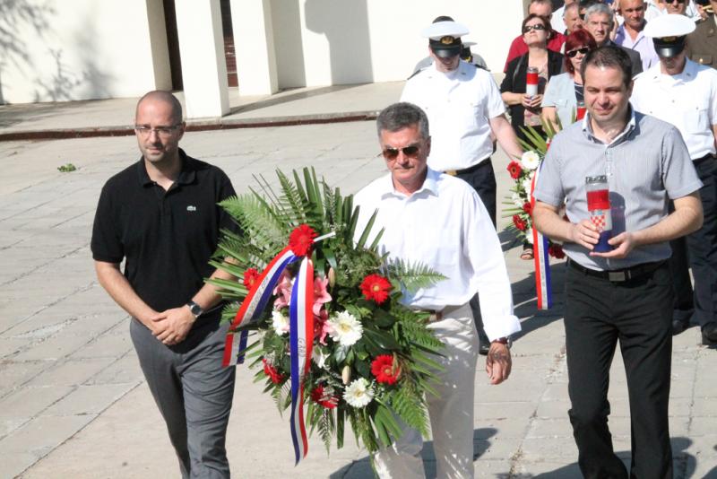 Polaganjem vijenaca obilježen Dan državnosti