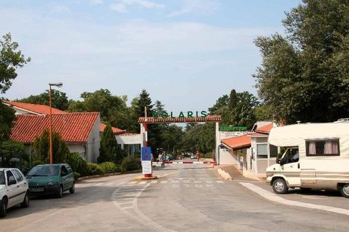 U auto kampu Solaris policija dijeli letke  turistima