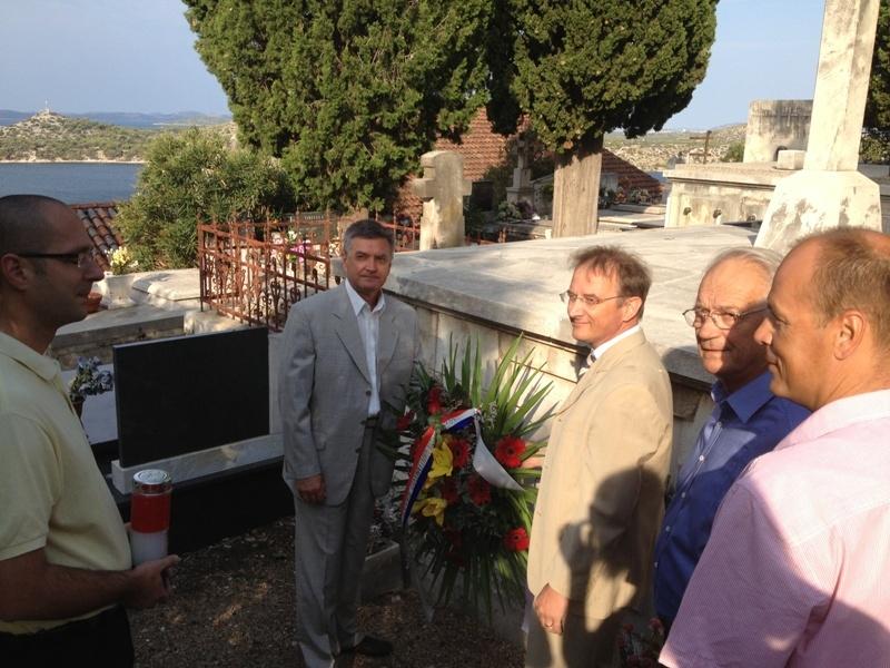 Izaslanstvo Grada Šibenika položilo vijenac na grob Ante Šupuka