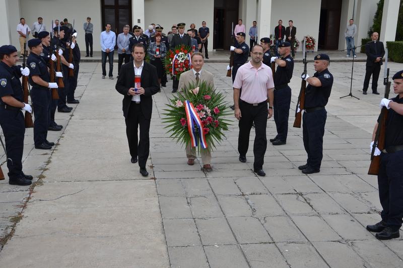 U spomen na branitelje položeni vijenci