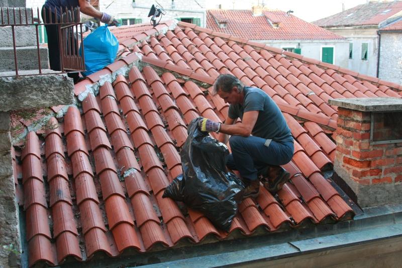 Članovi Planinarskog kluba Sv. Mihovil očistili krov Gradske vijećnice