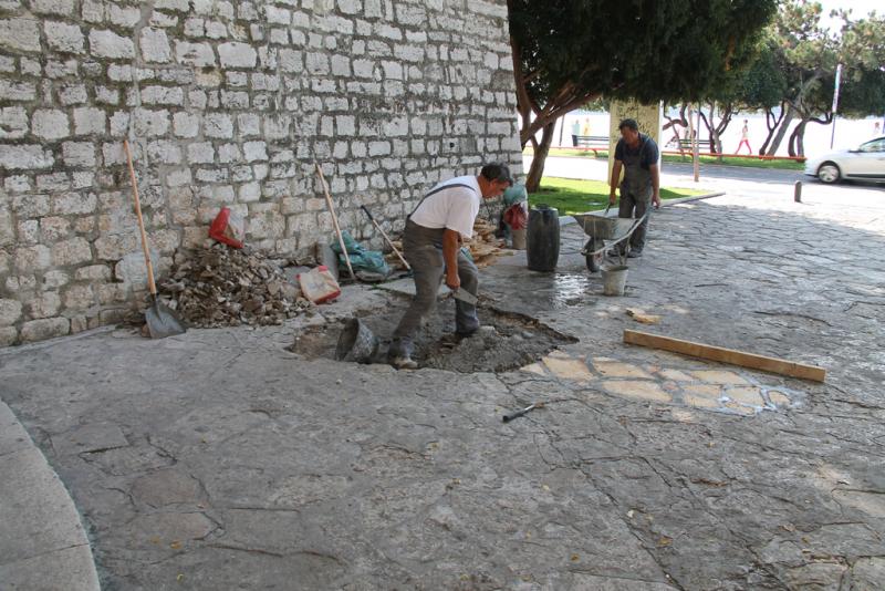 Popravljaju se dotrajale kamene ploče