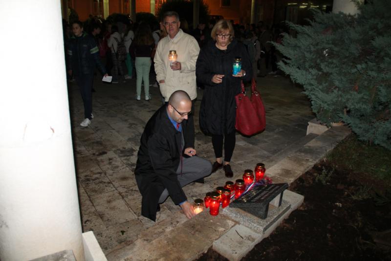 Zapaljene svijeće u spomen na žrtvu Vukovara