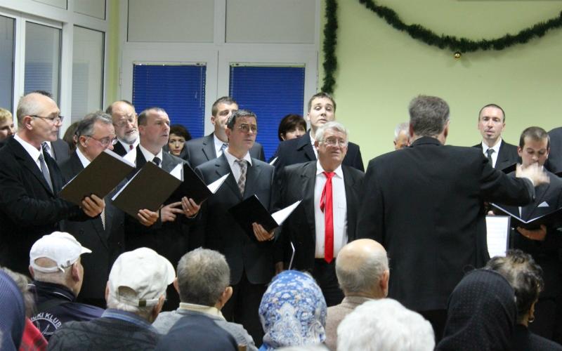 Pjesmom u  Cvjetnom domu  „Kolo“ otvorilo seriju božićnih koncerata