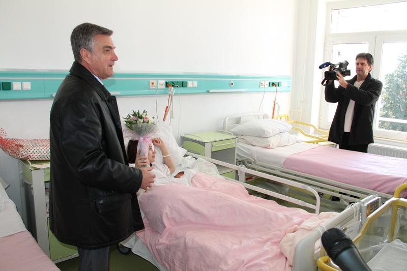 Gradonačelnik Burić darivao novogodišnje bebe