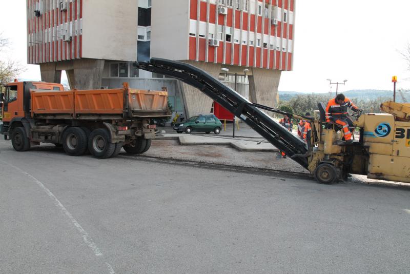 Počela sanacija kolnika na dijelu ceste prema crvenom neboderu