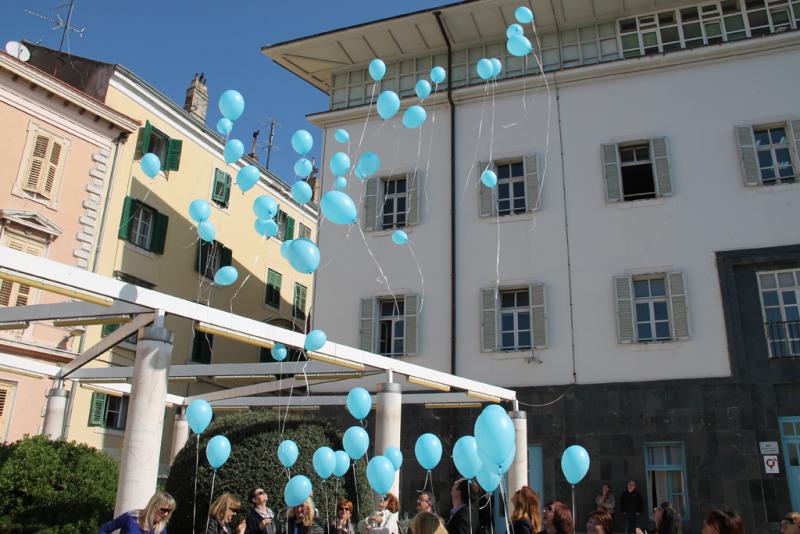Plavi baloni za djecu s autizmom