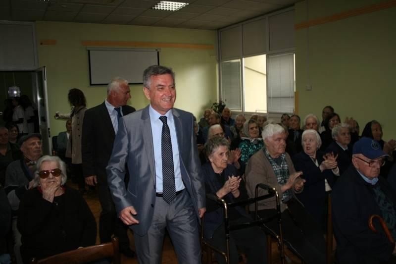 Gradonačelnik Burić i župan Pauk posjetili korisnike Cvjetnog doma Gradonačelnik Burić i župan Pauk posjetili korisnike Cvjetnog doma