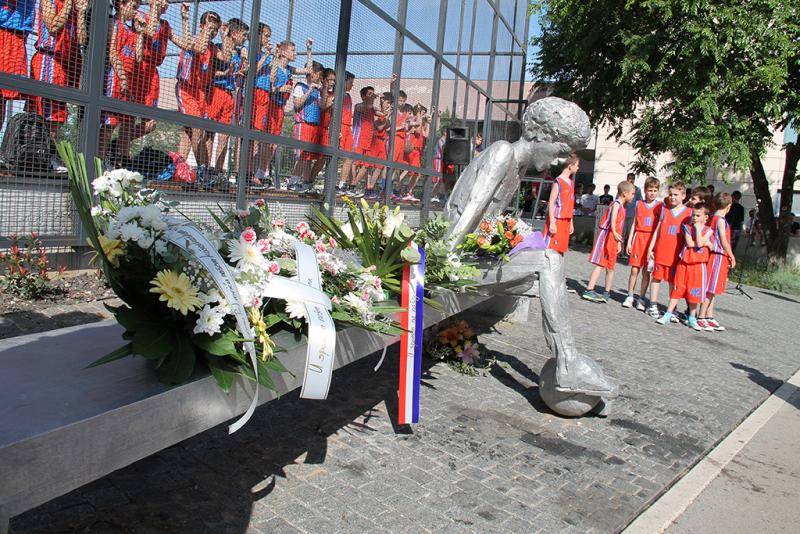 Vijenci Draženu na njegovom spomeniku i košu