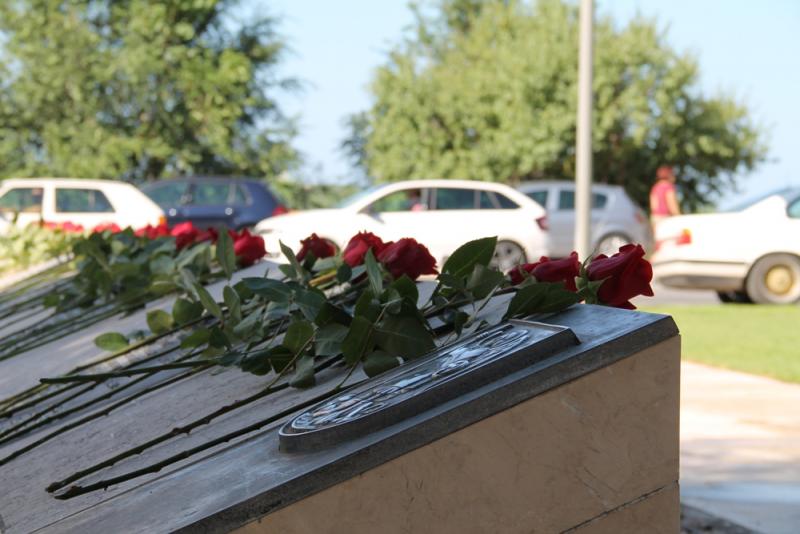Položeni vijenci kod Središnjeg križa i Spomen obilježja smrtno stradalim hrvatskim braniteljima iz Domovinskog rata