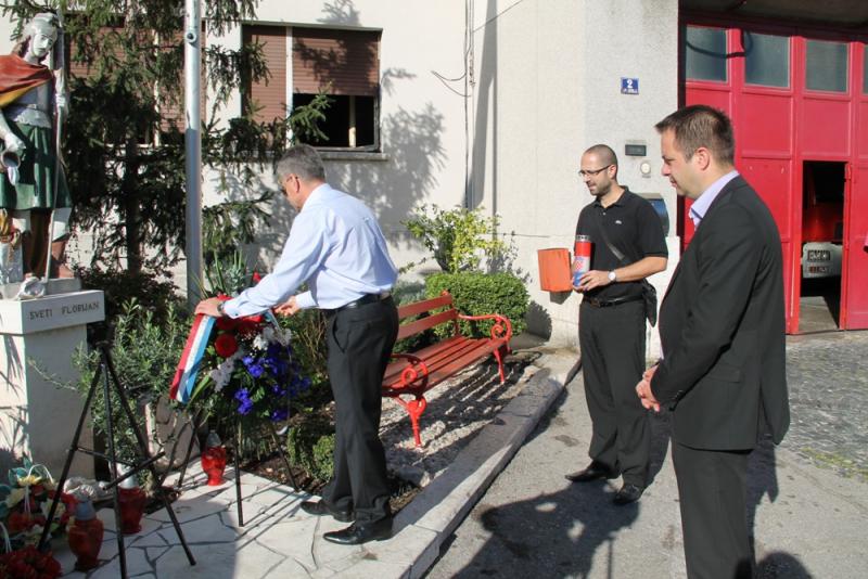 Gradonačelnik sa zamjenicima položio vijenac ispred Vatrogasnog doma