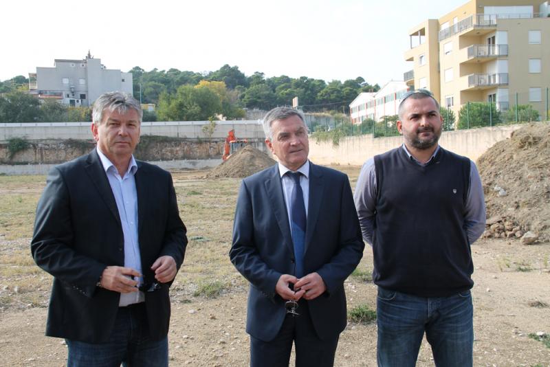 Počeli pripremni radovi za polaganje umjetne trave na pomoćnom igralištu na Šubićevcu