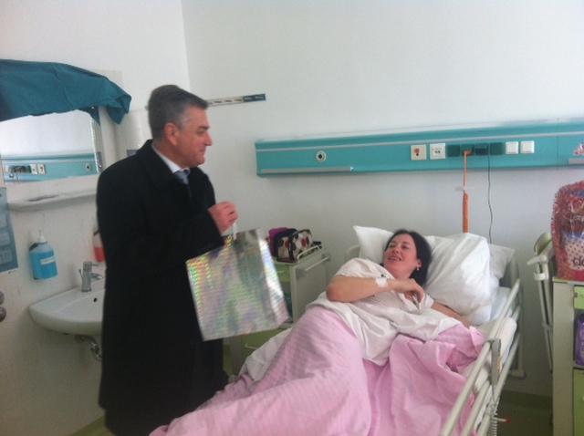 Gradonačelnik darovao prvu šibensku  bebu rođenu u Novoj godini