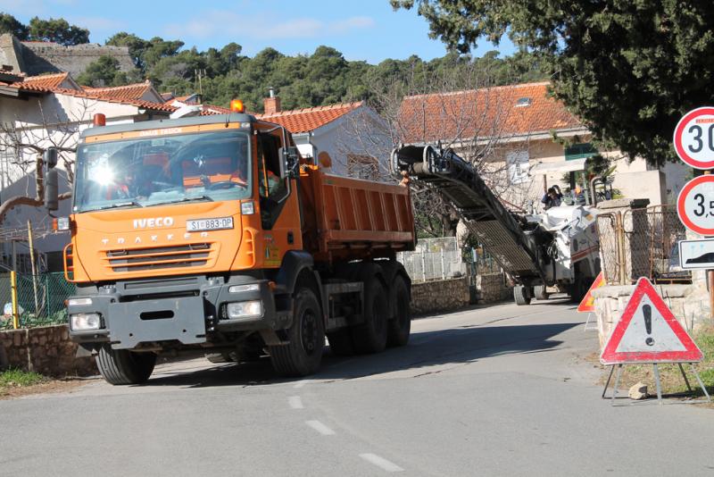 Radovi na kolniku u Ulici Đure Đakovića