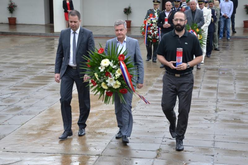 Položeno cvijeće i zapaljene svijeće u povodu obilježavanja Dana državnosti RH