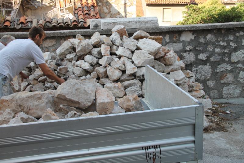 Uklanjanje nepropisno odloženog materijala s javne površine