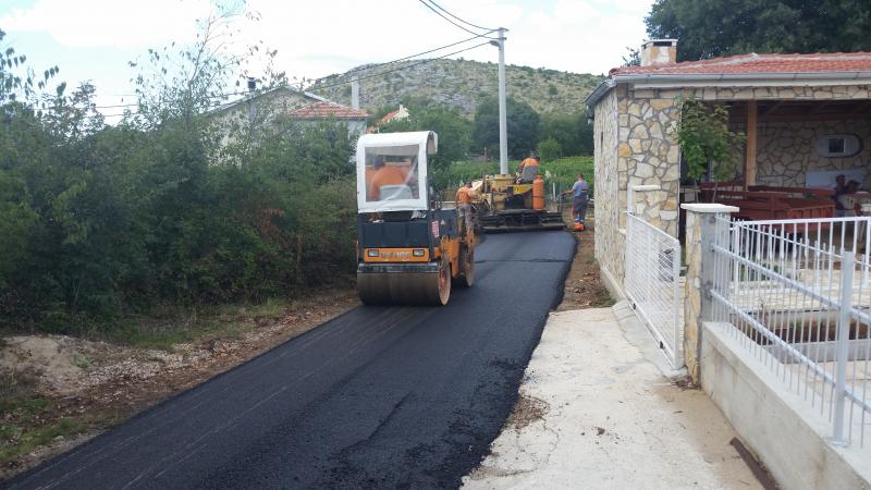 Asfaltira se cesta u Serajlićima Asfaltira se cesta u Serajlićima
