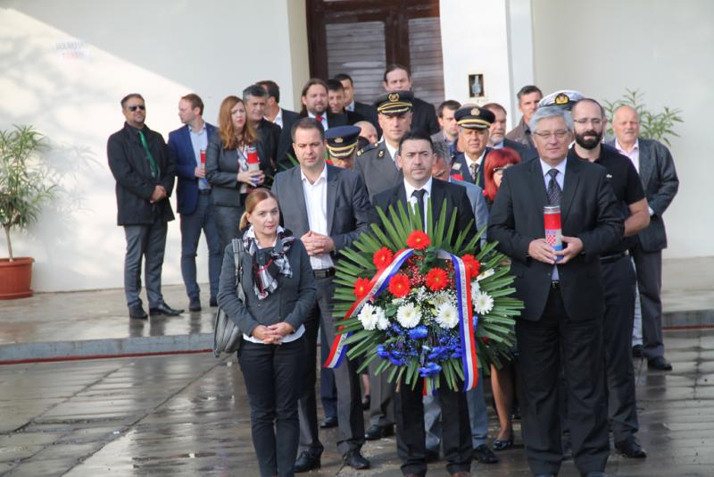 U povodu obilježavanja Dana neovisnosti položeni vijenci i zapaljene svijeće