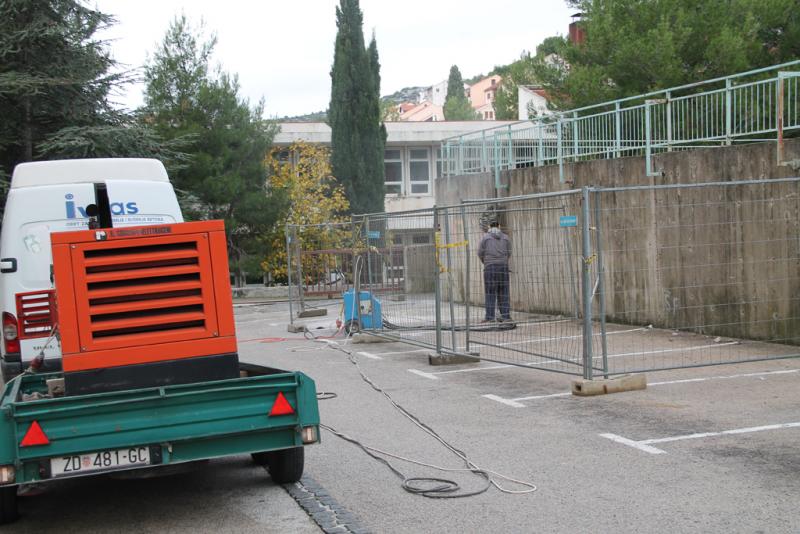 Počeli radovi na sanaciji potpornog zida u Ulici bana Ivana Mažuranića na Šubićevcu Počeli radovi na sanaciji potpornog zida u Ulici bana Ivana Mažuranića na Šubićevcu