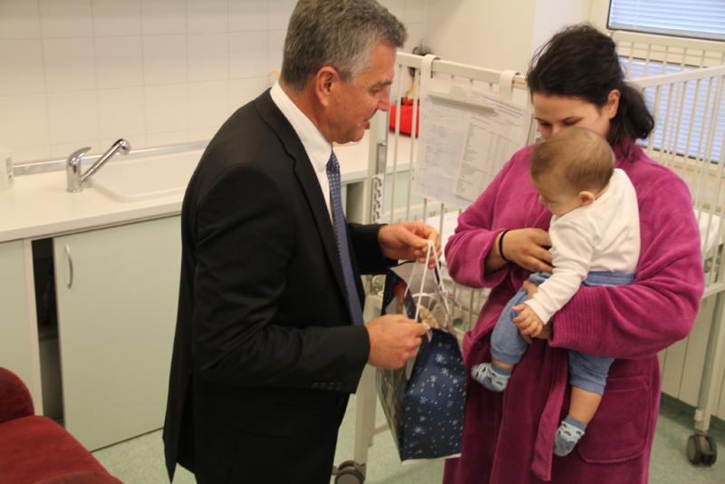 Gradonačelnik darovao mališane na Odjelu pedijatrije