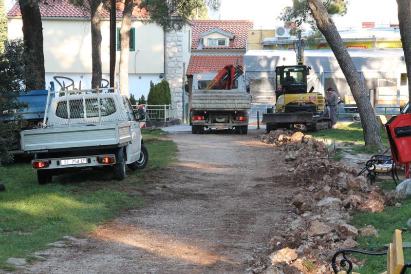 Postavlja se rasvjeta kraj dječjeg igrališta na Šubićevcu 