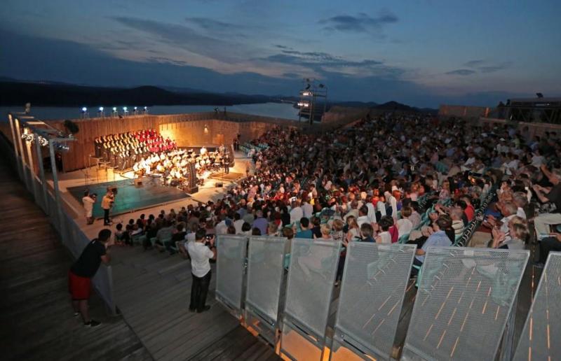 ZBOG NEPOVOLJNIH VREMENSKIH UVJETA ODGAĐA SE KONCERT „THE QUEEN SYMPHONY“ NA TVRĐAVI SV. MIHOVILA 