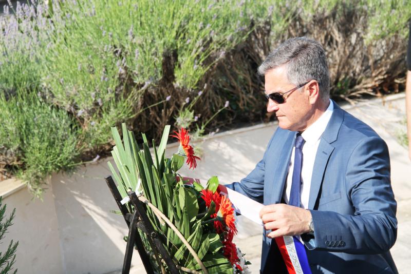 Cvijeće i svijeće u spomen na one koji su položili život za domovinu