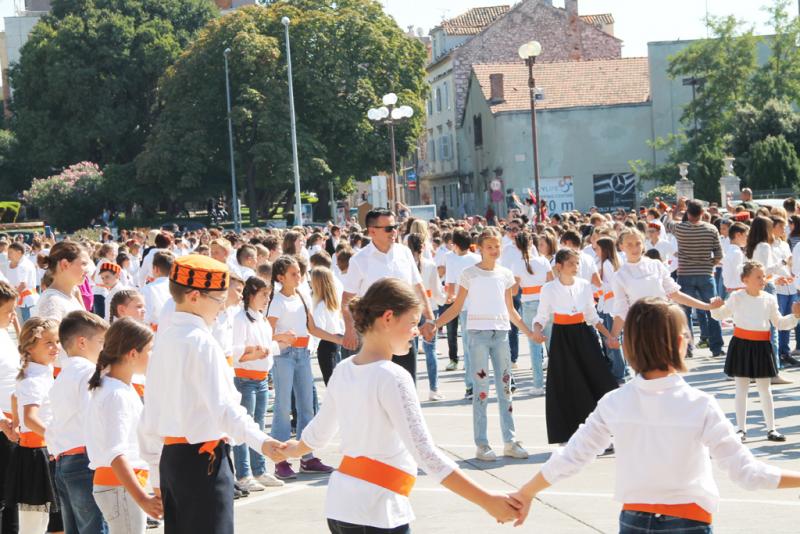 Na Poljani snimljena milenijska fotografija i otplesano Šibensko kolo