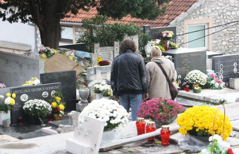 U povodu blagdana Svih svetih i Dušnog dana prigodna prodaja cvijeća u Šibeniku