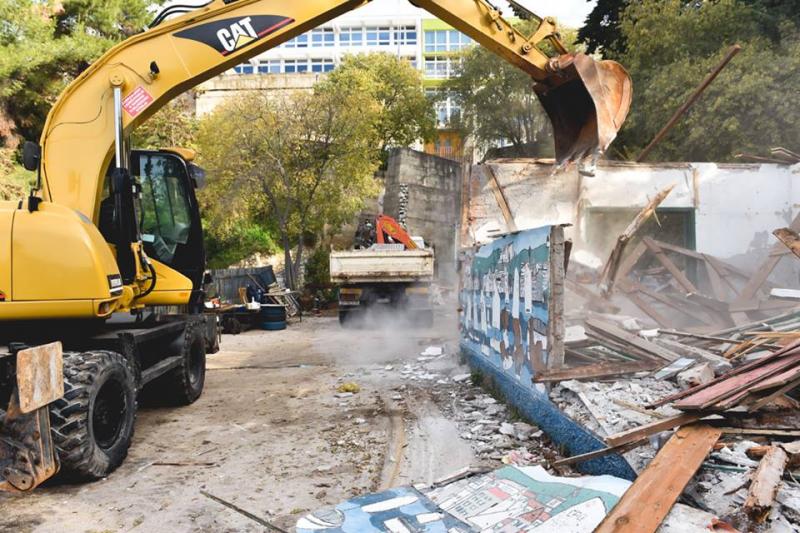 Srušena dotrajala baraka Jedriličarskog kluba "Val" Srušena dotrajala baraka Jedriličarskog kluba "Val"