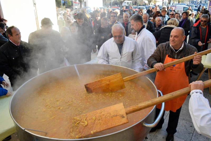 Podjela bakalara građanima uoči Badnjaka 
