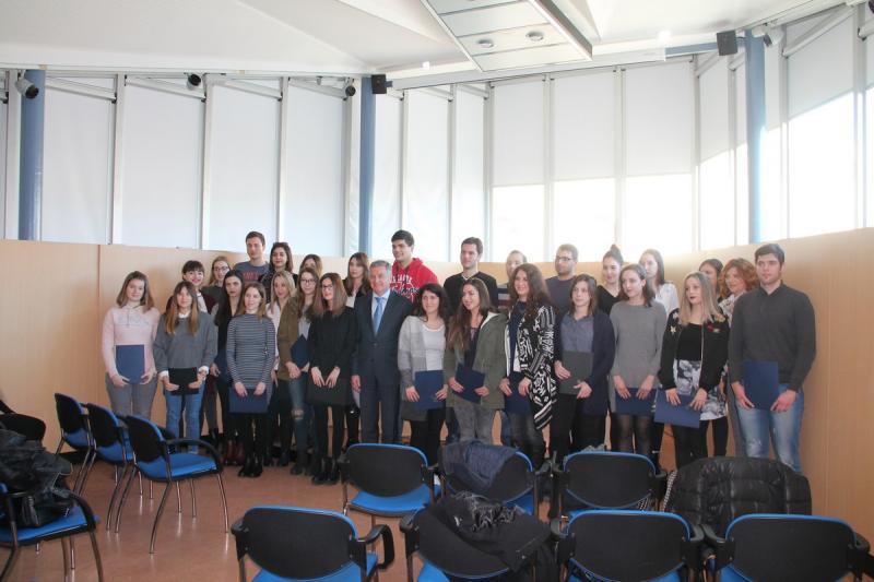 Šibenskim studentima uručeni ugovori o stipendiranju Šibenskim studentima uručeni ugovori o stipendiranju