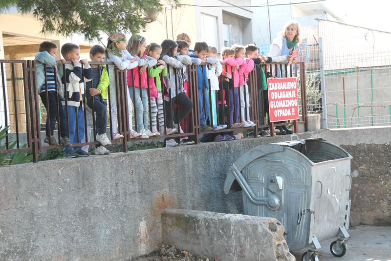 Gradska čistoća uklonila kontejnere ispred DV Ljubica