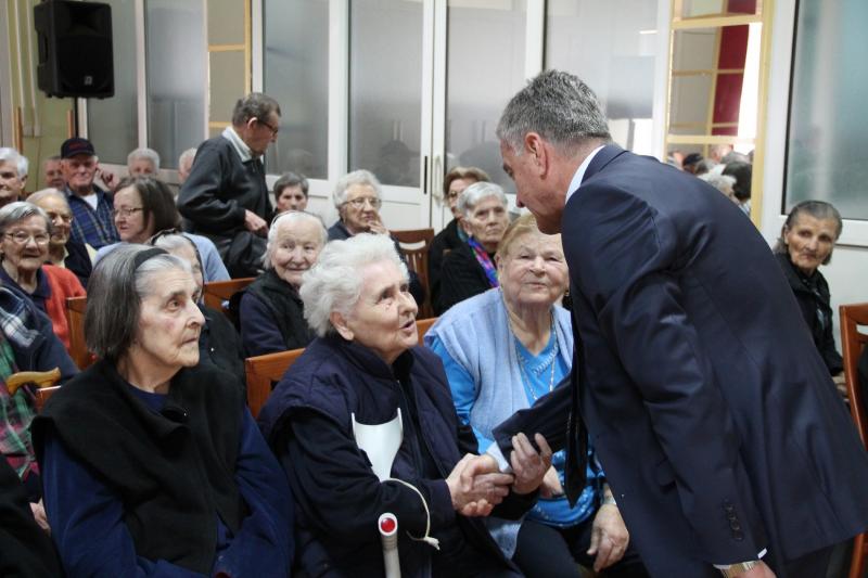 Gradonačelnik i župan korisnicima "Cvjetnog doma" čestitali Uskrs