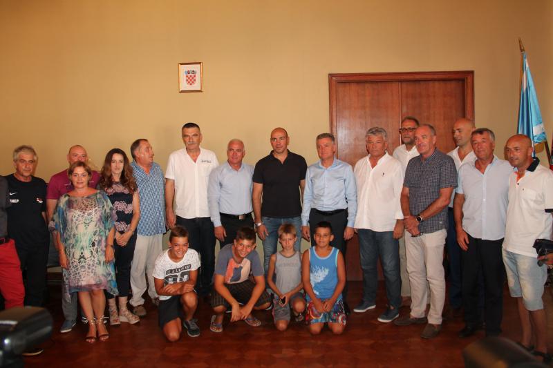 Gradonačelnik i župan čestitali Ivici Tucku na osvajanju titule svjetskog prvaka Gradonačelnik i župan čestitali Ivici Tucku na osvajanju titule svjetskog prvaka