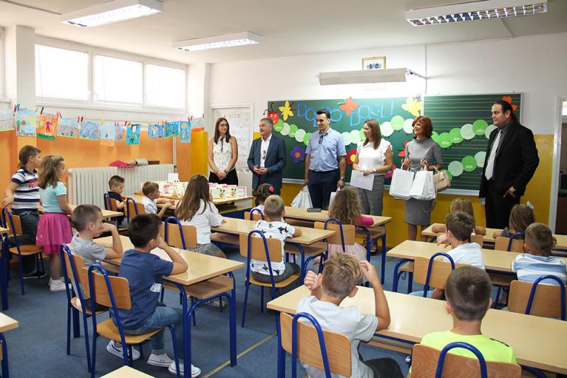 Gradonačelnik učenicima prvog razreda osnovne škole Tina Ujevića zaželio uspješan početak školske godine