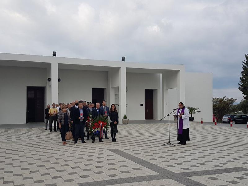 U povodu Dana neovisnosti Republike Hrvatske položeni vijenci i zapaljene svijeće U povodu Dana neovisnosti Republike Hrvatske položeni vijenci i zapaljene svijeće