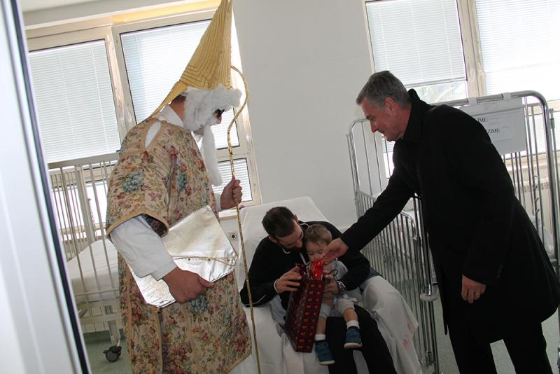 Gradonačelnik, u pratnji sv. Nikole, razveselio mališane na šibenskoj pedijatriji Gradonačelnik, u pratnji sv. Nikole, razveselio mališane na šibenskoj pedijatriji