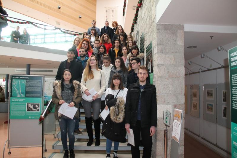 Gradonačelnik Željko Burić uručio studentima ugovore o stipendiranju